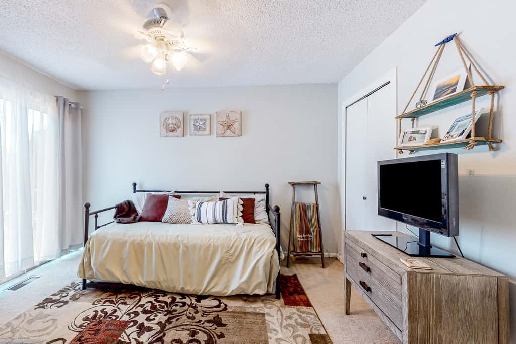 Dog friendly coastal townhome with golf course views, patios, and washer, dryer
