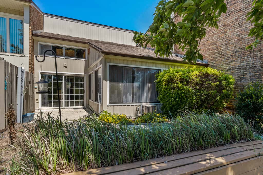 Dog friendly coastal townhome with golf course views, patios, and washer, dryer