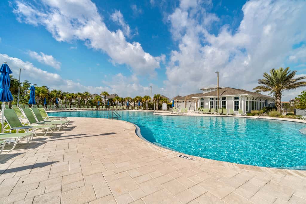 Dog-friendly townhouse with private beach, hot tub, pool, tennis, golf, gym, AC