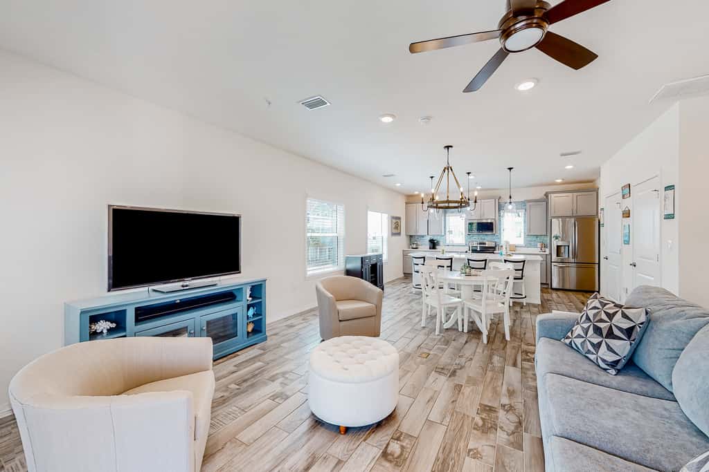 Dog-friendly townhouse with private beach, hot tub, pool, tennis, golf, gym, AC