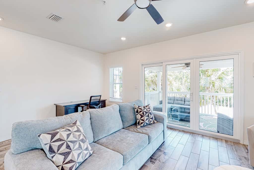 Dog-friendly townhouse with private beach, hot tub, pool, tennis, golf, gym, AC