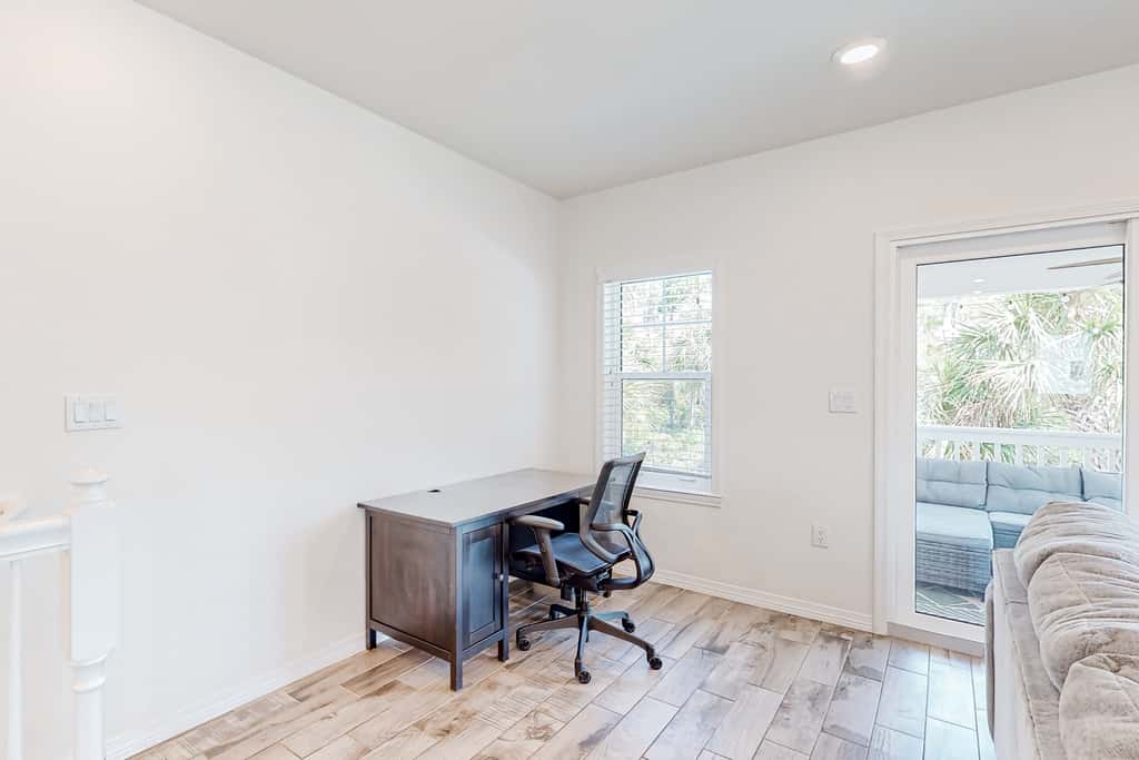 Dog-friendly townhouse with private beach, hot tub, pool, tennis, golf, gym, AC