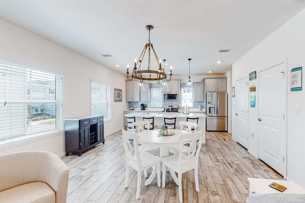 Dog-friendly townhouse with private beach, hot tub, pool, tennis, golf, gym, AC