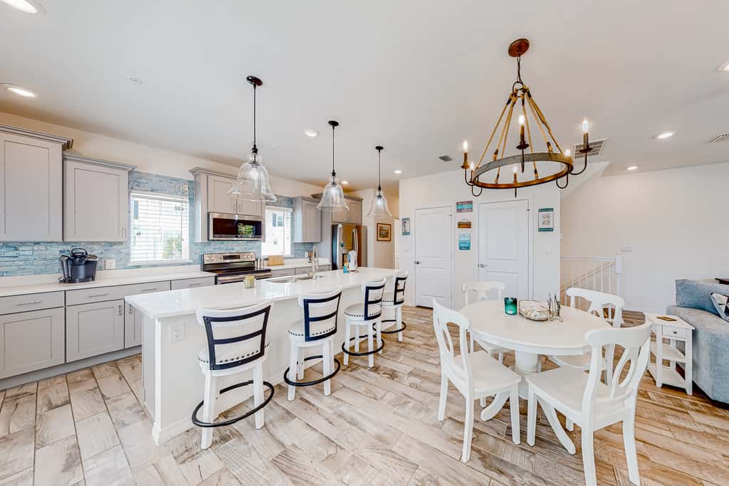 Dog-friendly townhouse with private beach, hot tub, pool, tennis, golf, gym, AC