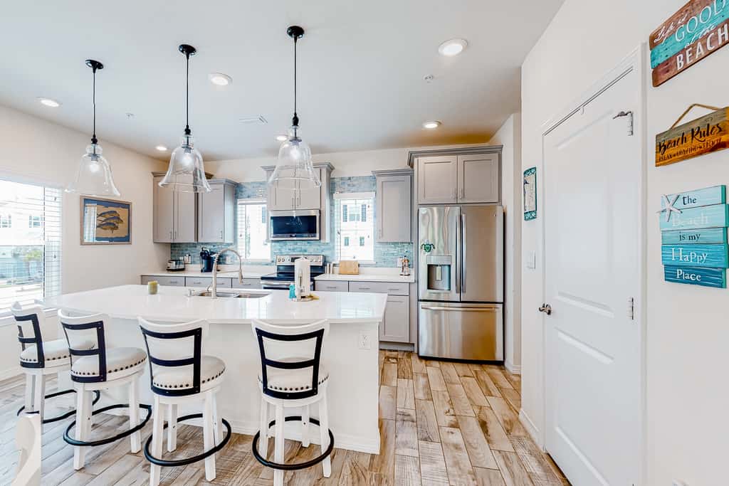 Dog-friendly townhouse with private beach, hot tub, pool, tennis, golf, gym, AC