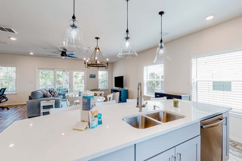 Dog-friendly townhouse with private beach, hot tub, pool, tennis, golf, gym, AC