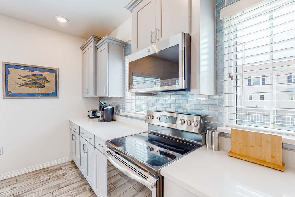Dog-friendly townhouse with private beach, hot tub, pool, tennis, golf, gym, AC