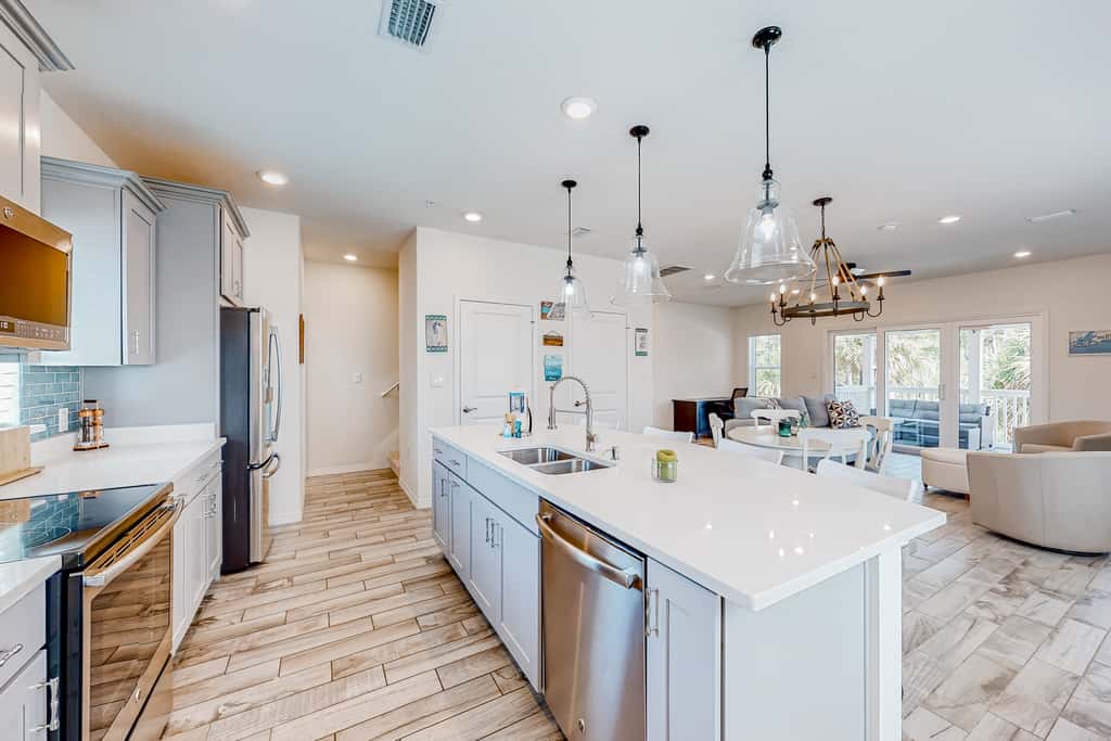 Dog-friendly townhouse with private beach, hot tub, pool, tennis, golf, gym, AC