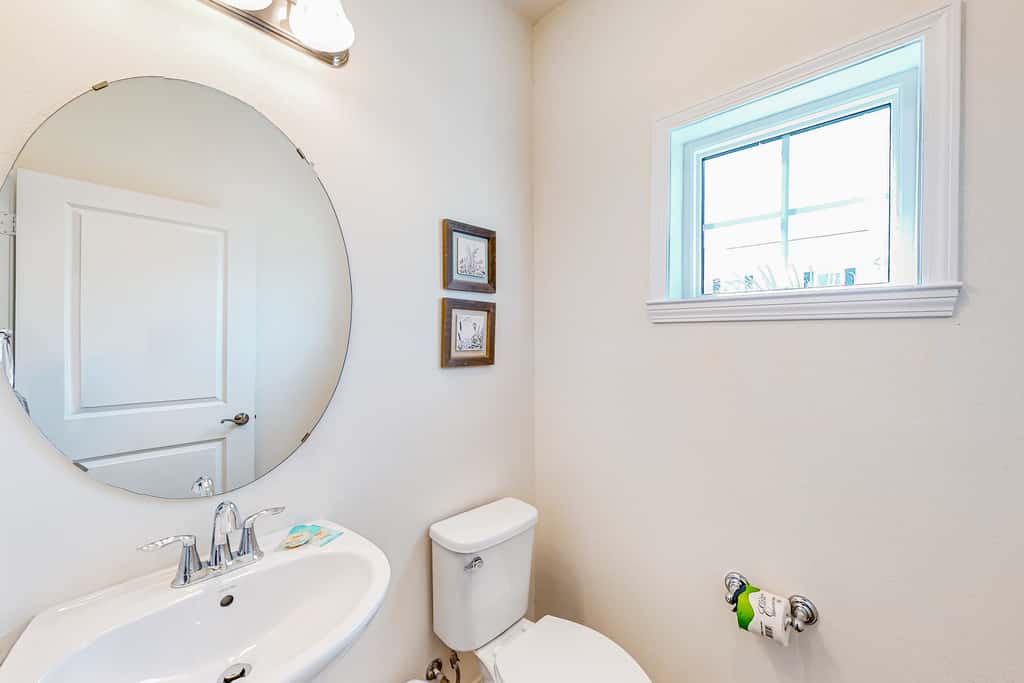 Dog-friendly townhouse with private beach, hot tub, pool, tennis, golf, gym, AC