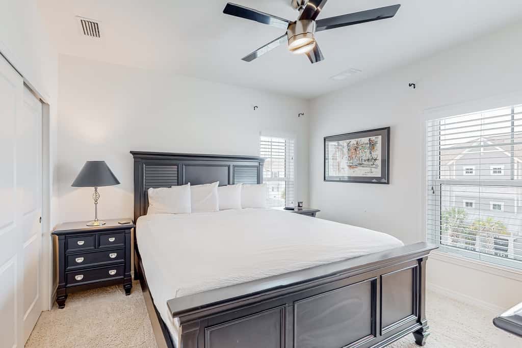 Dog-friendly townhouse with private beach, hot tub, pool, tennis, golf, gym, AC