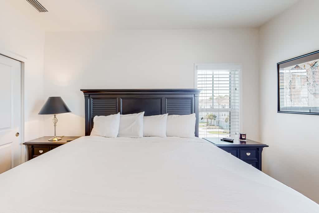 Dog-friendly townhouse with private beach, hot tub, pool, tennis, golf, gym, AC
