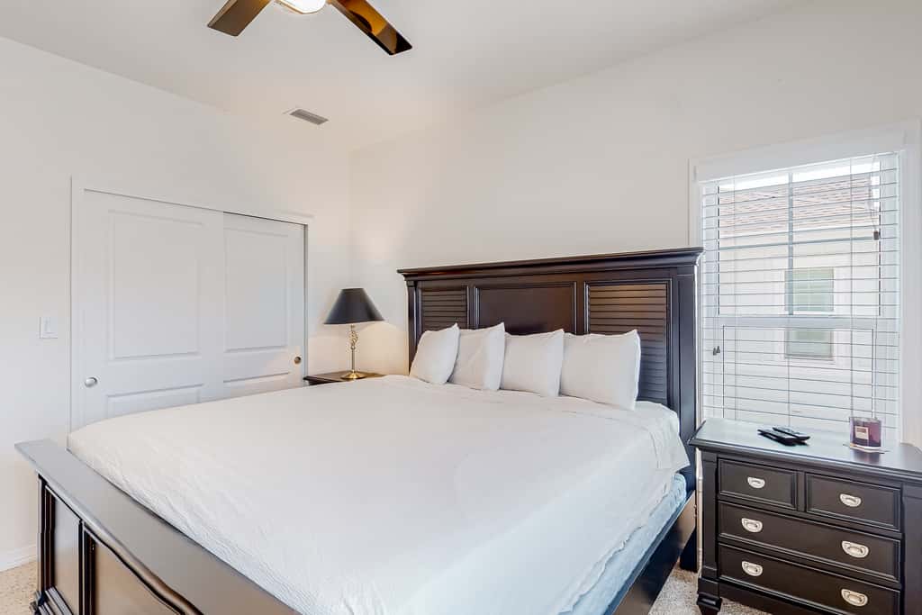 Dog-friendly townhouse with private beach, hot tub, pool, tennis, golf, gym, AC