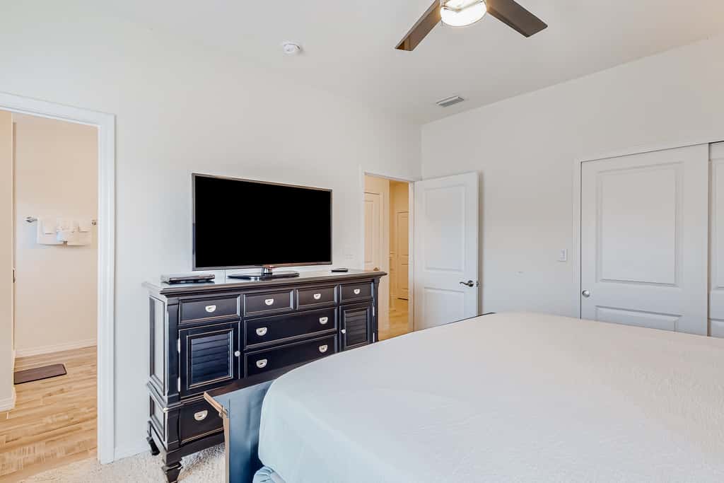 Dog-friendly townhouse with private beach, hot tub, pool, tennis, golf, gym, AC