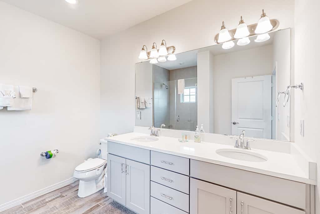 Dog-friendly townhouse with private beach, hot tub, pool, tennis, golf, gym, AC