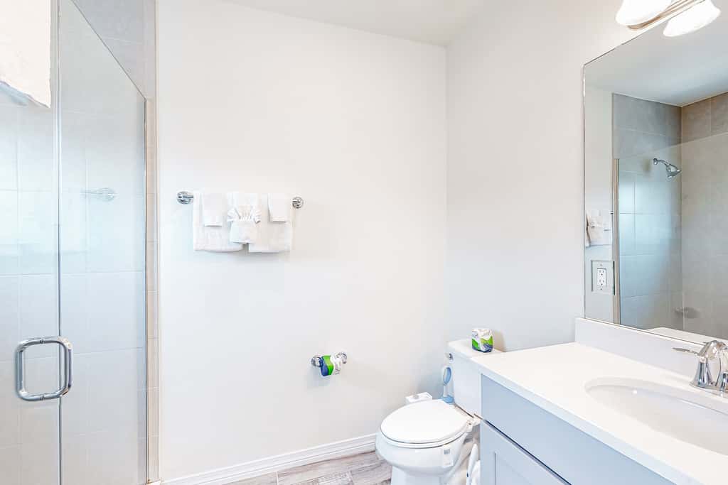 Dog-friendly townhouse with private beach, hot tub, pool, tennis, golf, gym, AC