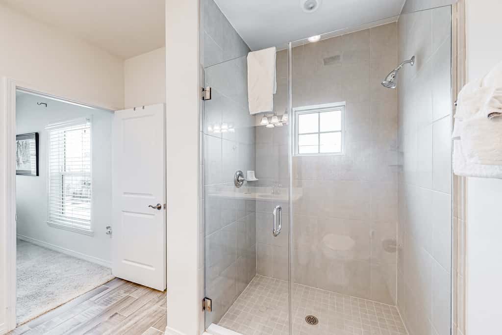 Dog-friendly townhouse with private beach, hot tub, pool, tennis, golf, gym, AC