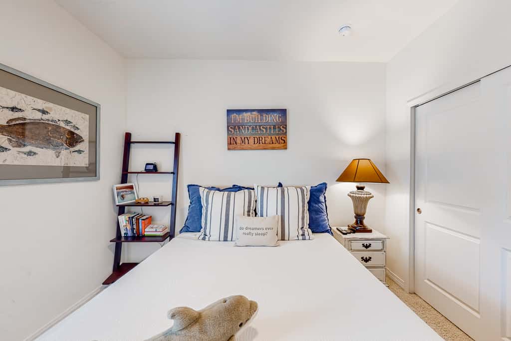 Dog-friendly townhouse with private beach, hot tub, pool, tennis, golf, gym, AC