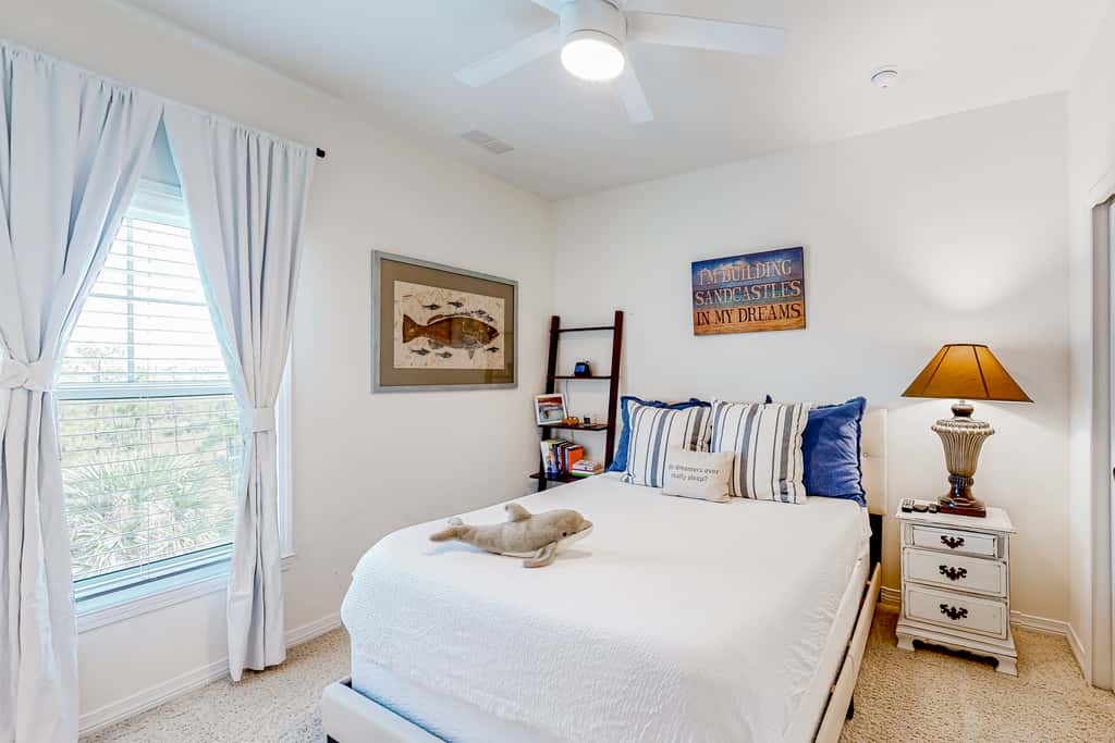 Dog-friendly townhouse with private beach, hot tub, pool, tennis, golf, gym, AC