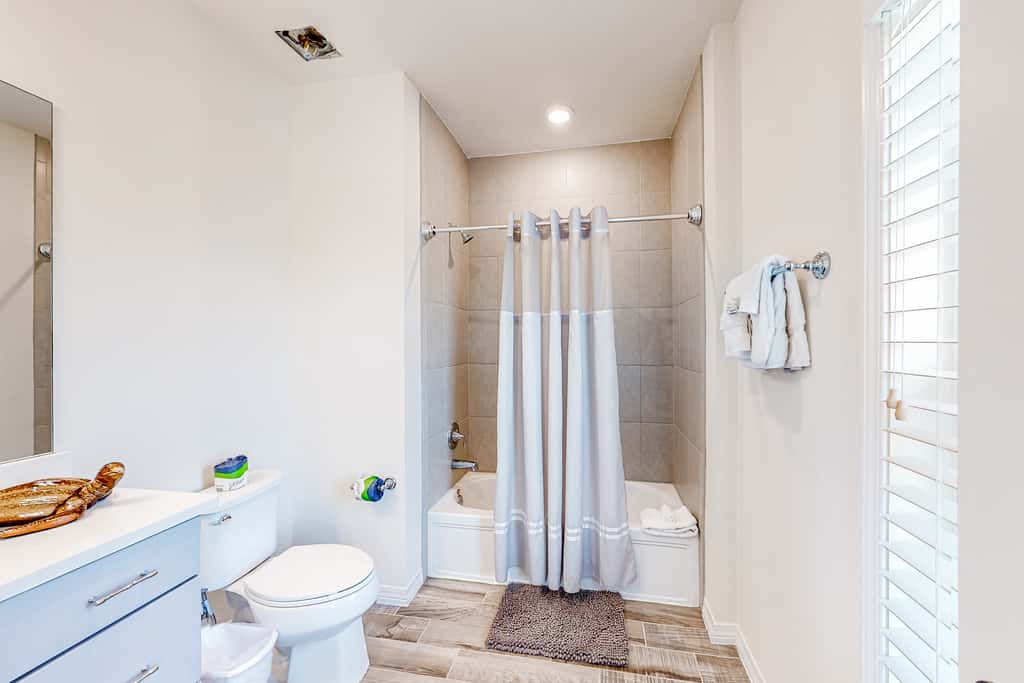 Dog-friendly townhouse with private beach, hot tub, pool, tennis, golf, gym, AC