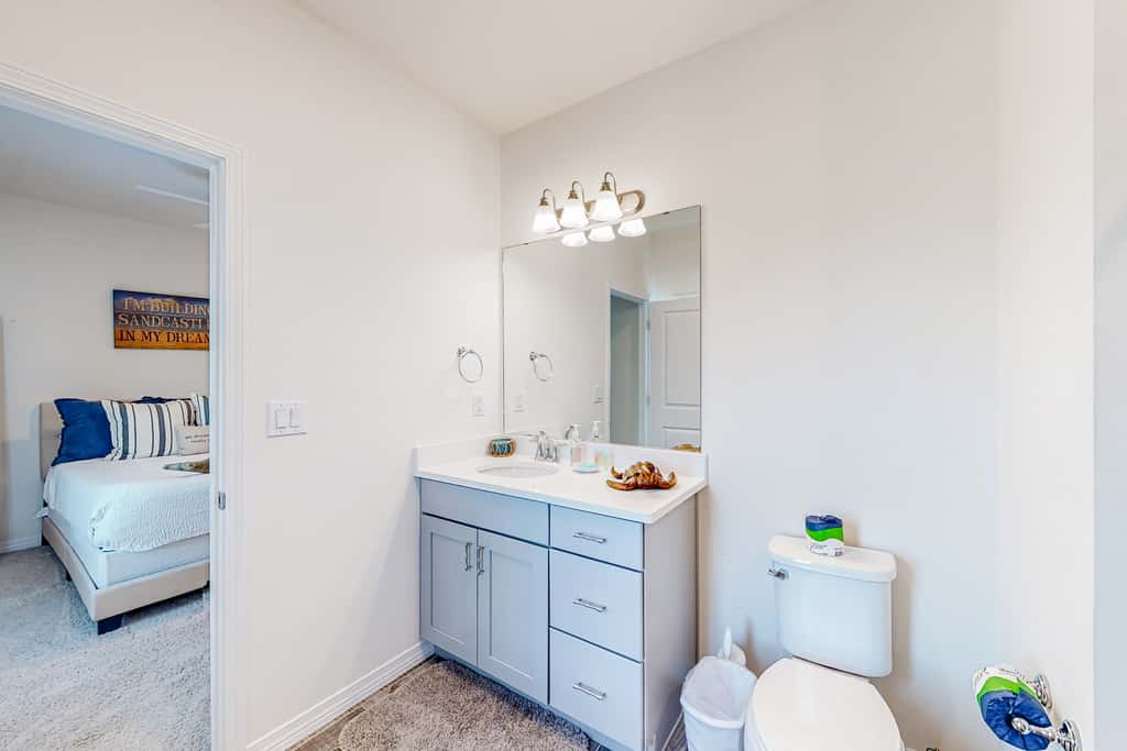 Dog-friendly townhouse with private beach, hot tub, pool, tennis, golf, gym, AC