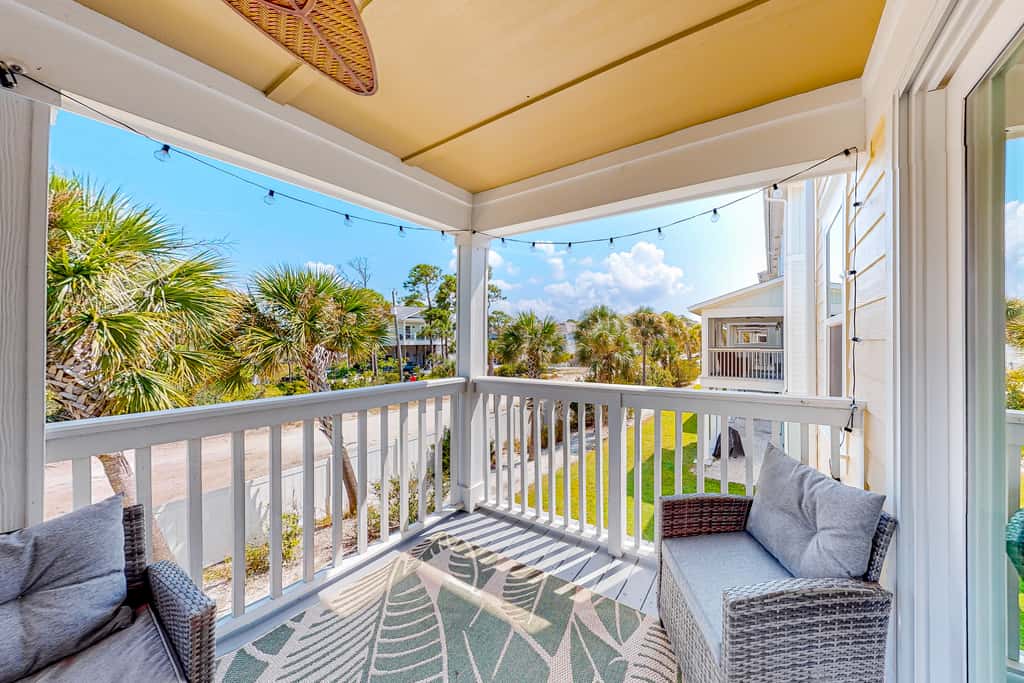 Dog-friendly townhouse with private beach, hot tub, pool, tennis, golf, gym, AC