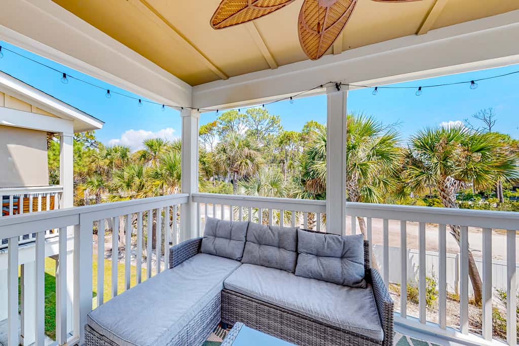 Dog-friendly townhouse with private beach, hot tub, pool, tennis, golf, gym, AC
