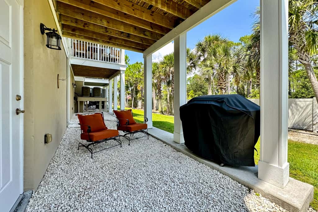 Dog-friendly townhouse with private beach, hot tub, pool, tennis, golf, gym, AC