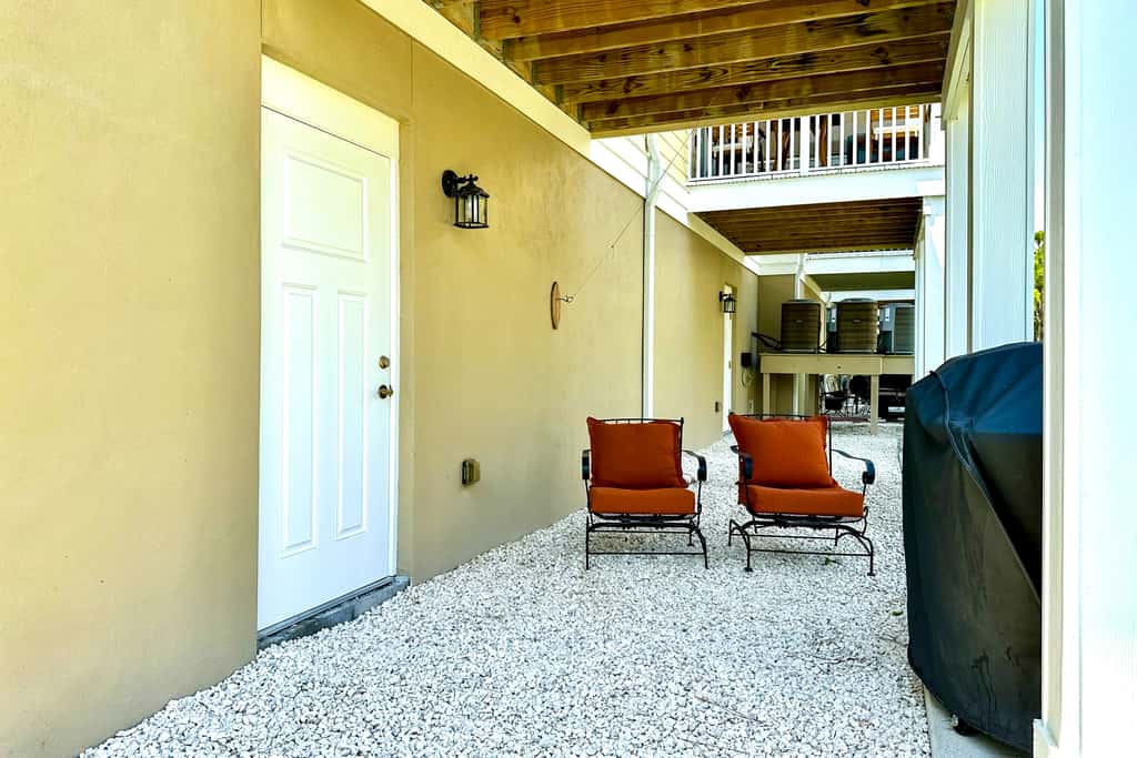 Dog-friendly townhouse with private beach, hot tub, pool, tennis, golf, gym, AC