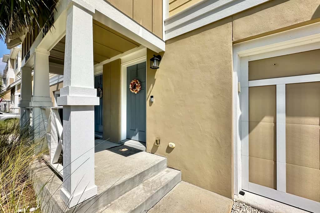 Dog-friendly townhouse with private beach, hot tub, pool, tennis, golf, gym, AC