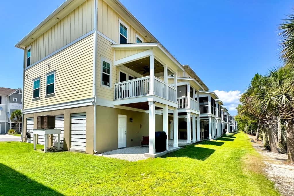 Dog-friendly townhouse with private beach, hot tub, pool, tennis, golf, gym, AC