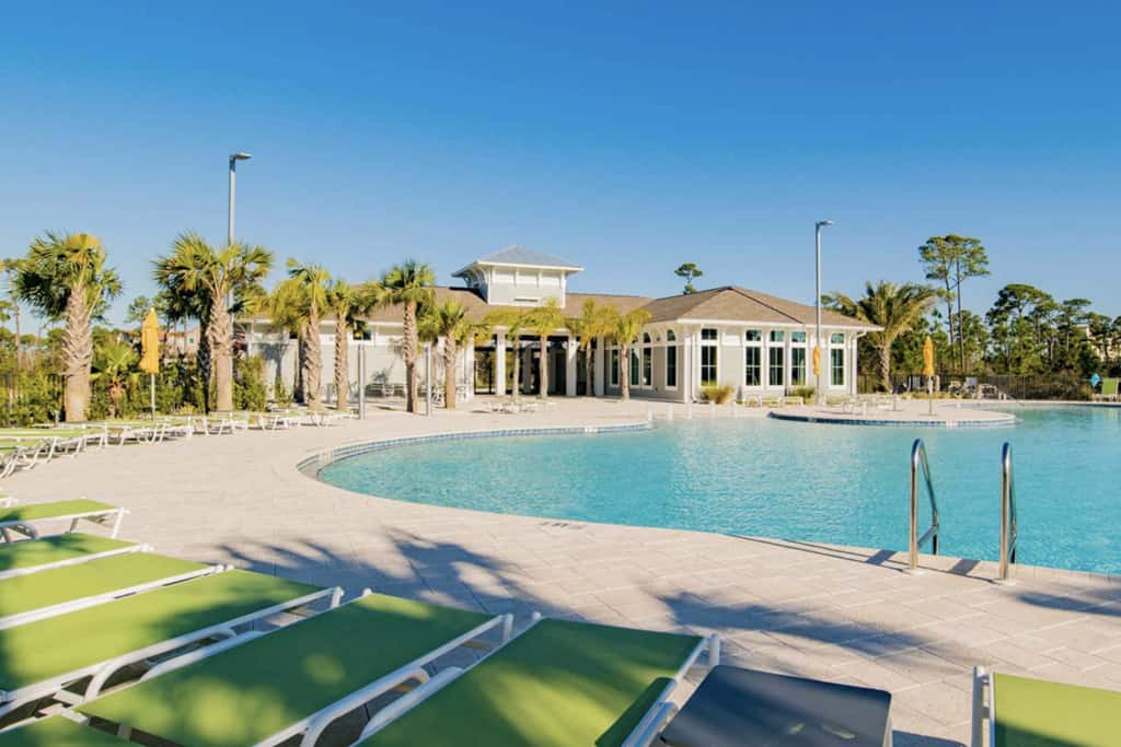 Dog-friendly townhouse with private beach, hot tub, pool, tennis, golf, gym, AC