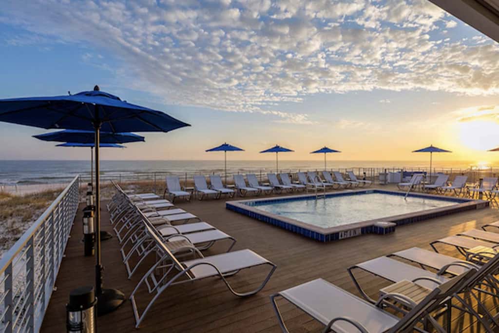 Dog-friendly townhouse with private beach, hot tub, pool, tennis, golf, gym, AC