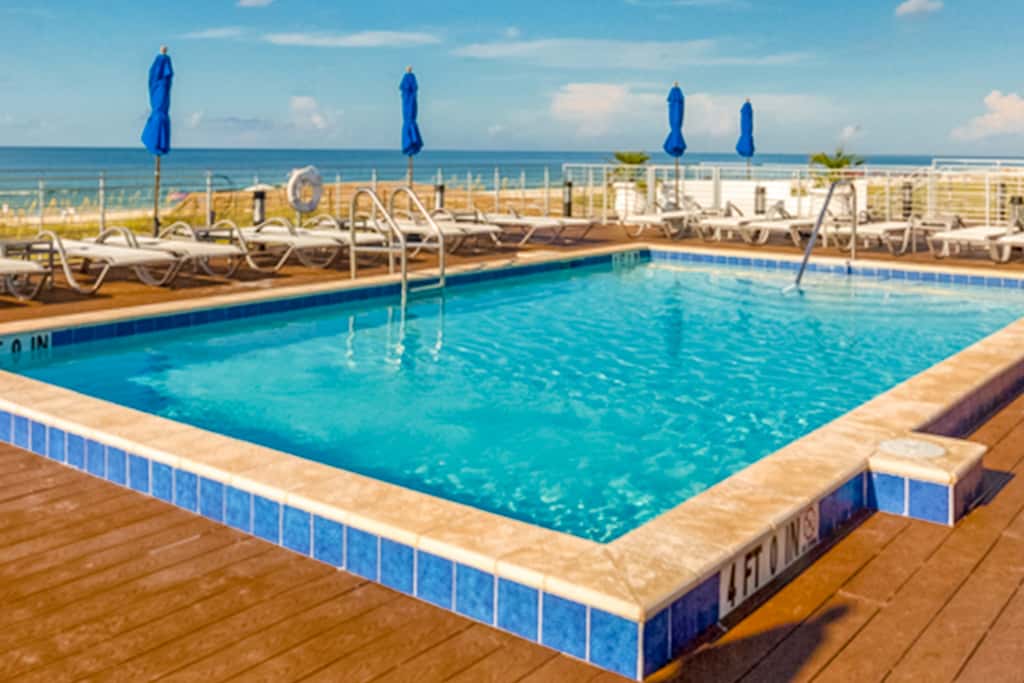 Dog-friendly townhouse with private beach, hot tub, pool, tennis, golf, gym, AC