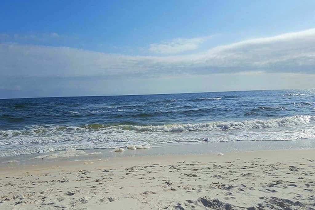 Dog-friendly townhouse with private beach, hot tub, pool, tennis, golf, gym, AC