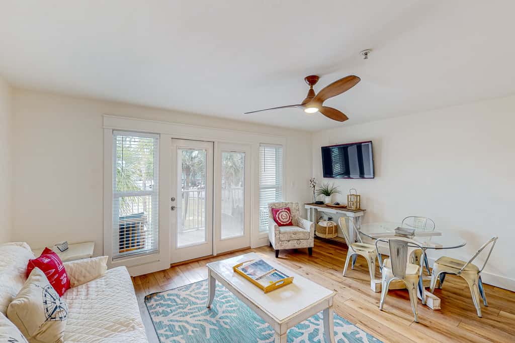 Modern beach condo with pool, hot tub, well-equipped kitchen, balcony, & W&D