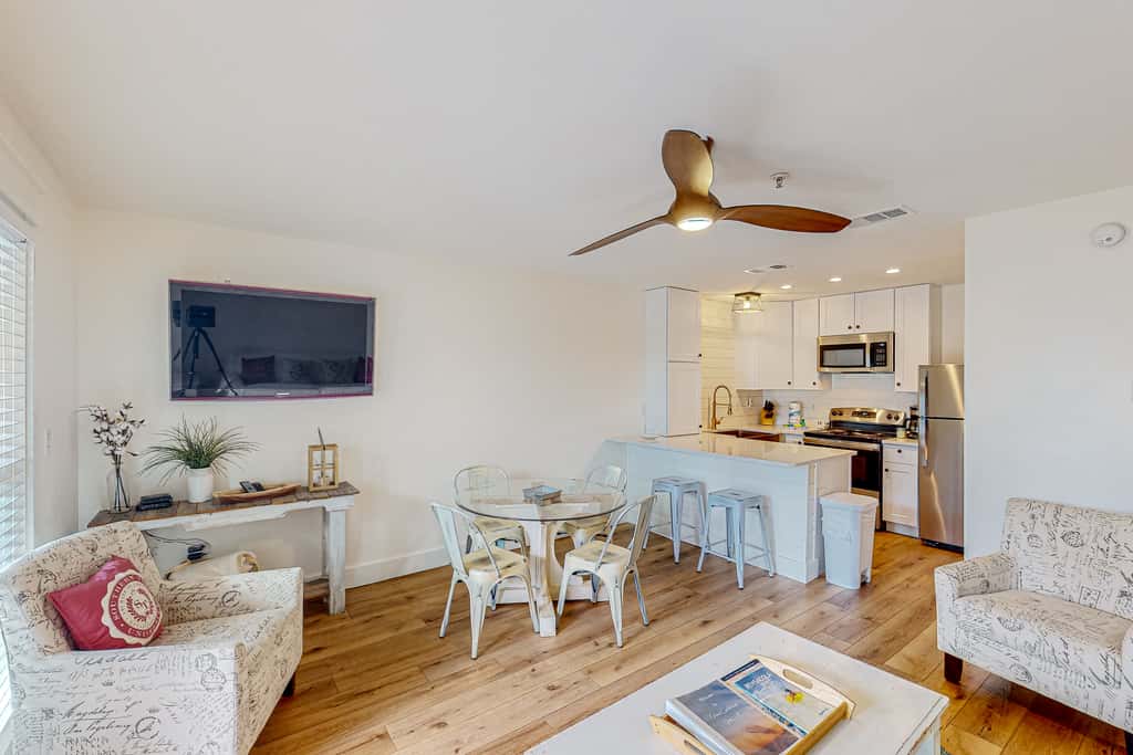Modern beach condo with pool, hot tub, well-equipped kitchen, balcony, & W&D