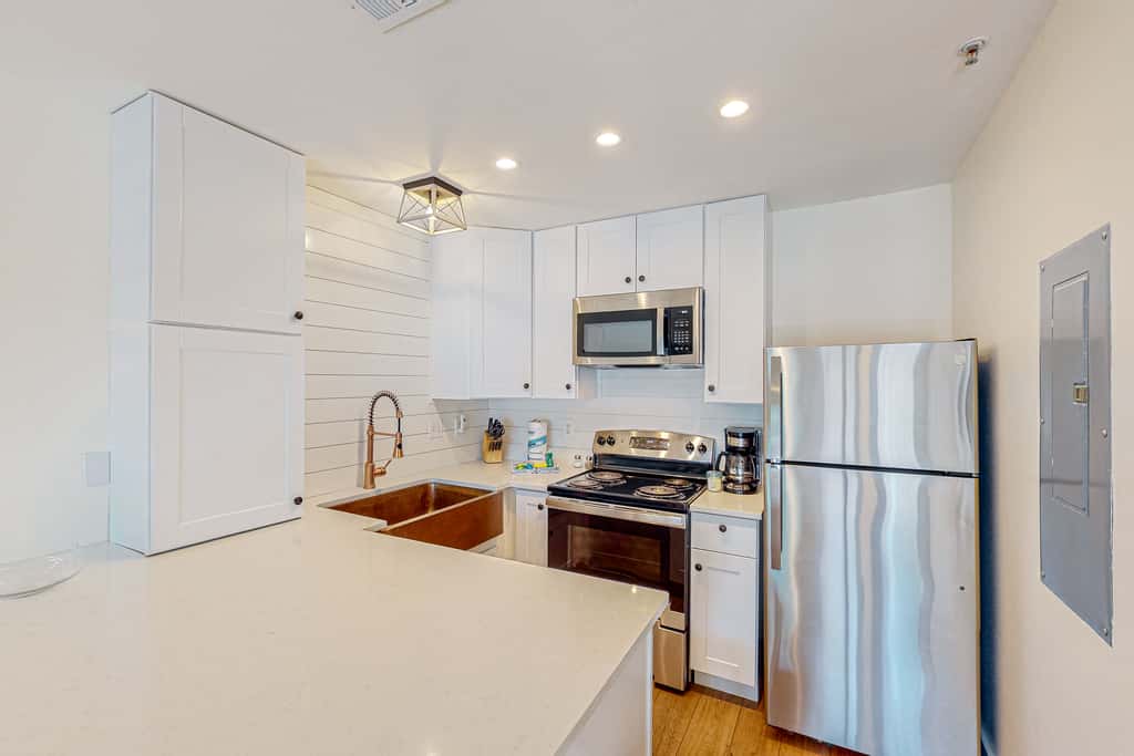 Modern beach condo with pool, hot tub, well-equipped kitchen, balcony, & W&D