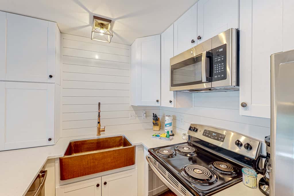 Modern beach condo with pool, hot tub, well-equipped kitchen, balcony, & W&D