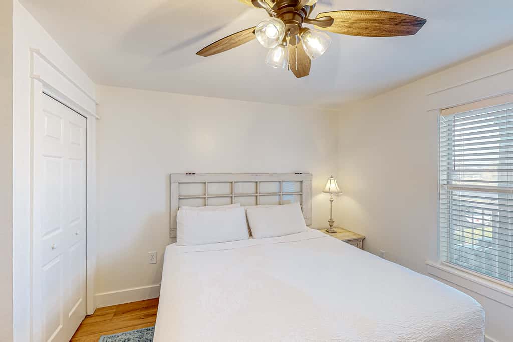 Modern beach condo with pool, hot tub, well-equipped kitchen, balcony, & W&D