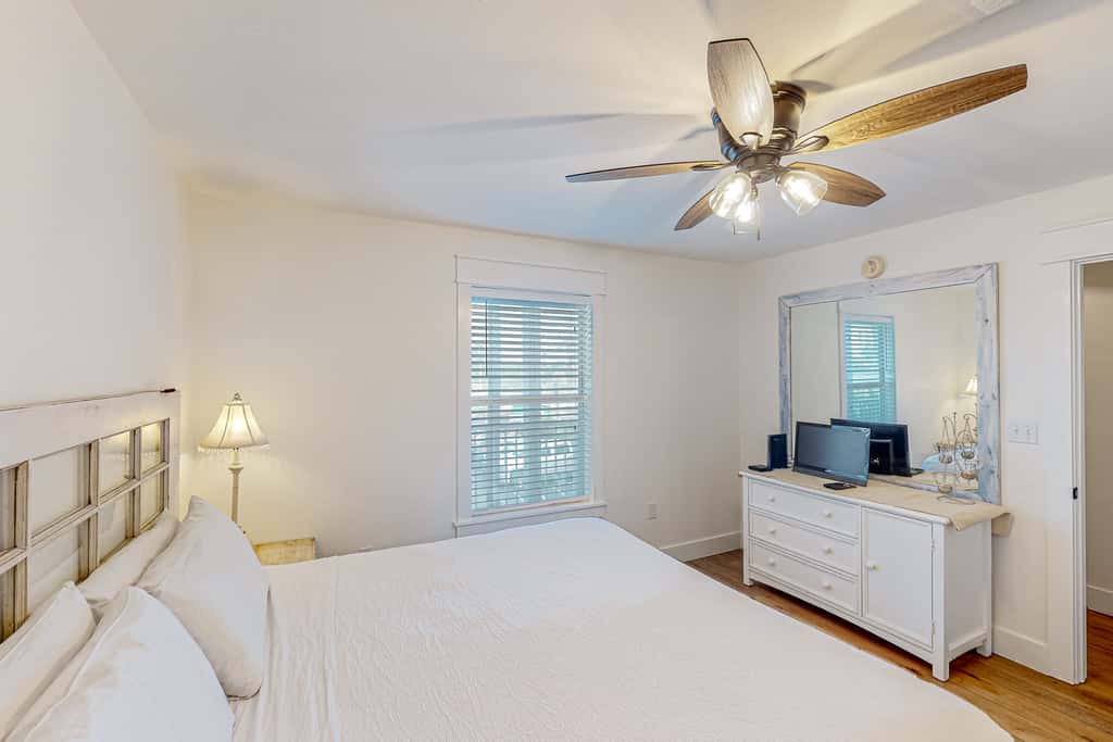 Modern beach condo with pool, hot tub, well-equipped kitchen, balcony, & W&D