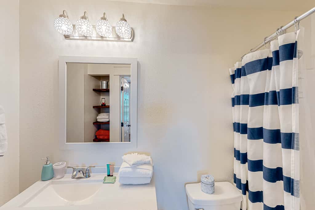 Modern beach condo with pool, hot tub, well-equipped kitchen, balcony, & W&D