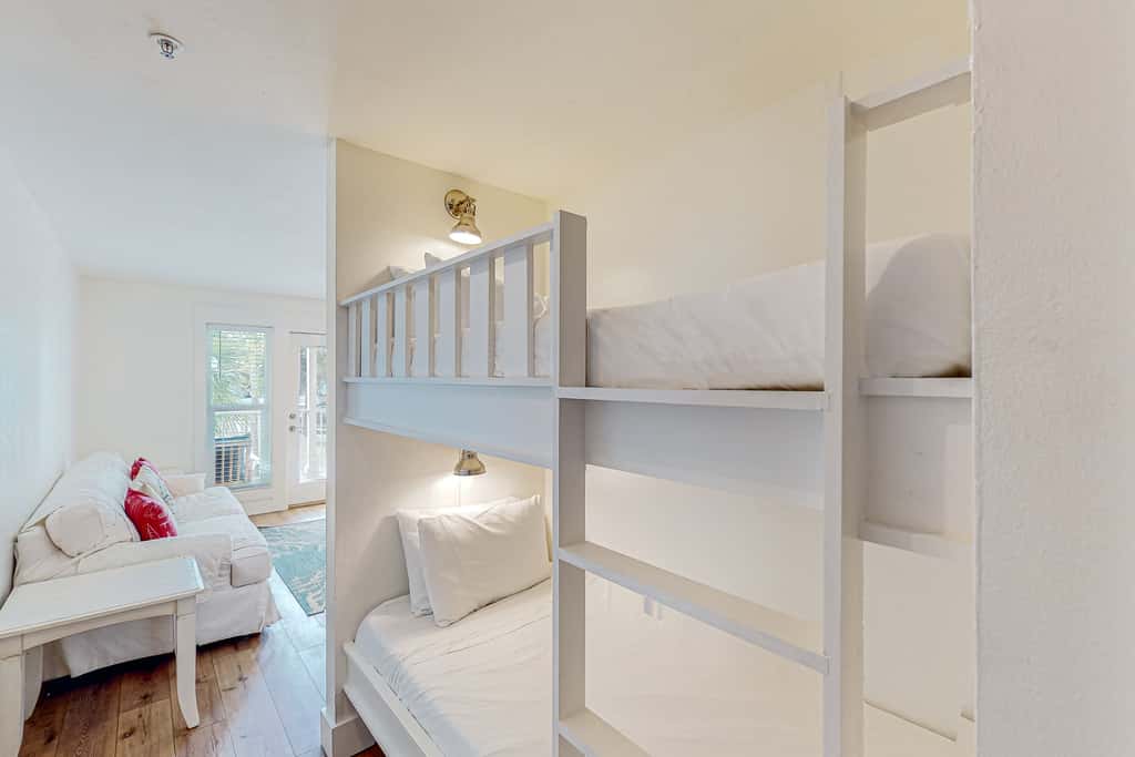 Modern beach condo with pool, hot tub, well-equipped kitchen, balcony, & W&D