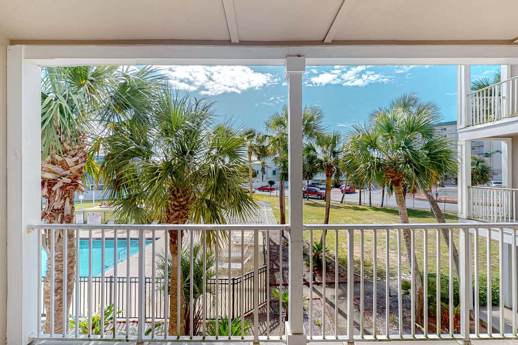 Modern beach condo with pool, hot tub, well-equipped kitchen, balcony, & W&D