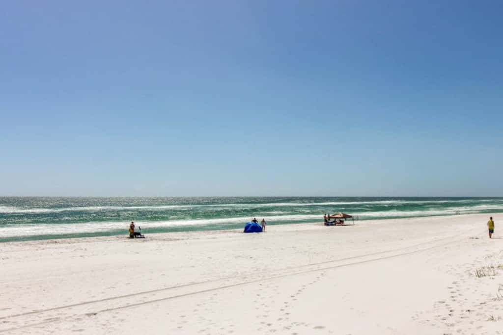 Modern beach condo with pool, hot tub, well-equipped kitchen, balcony, & W&D