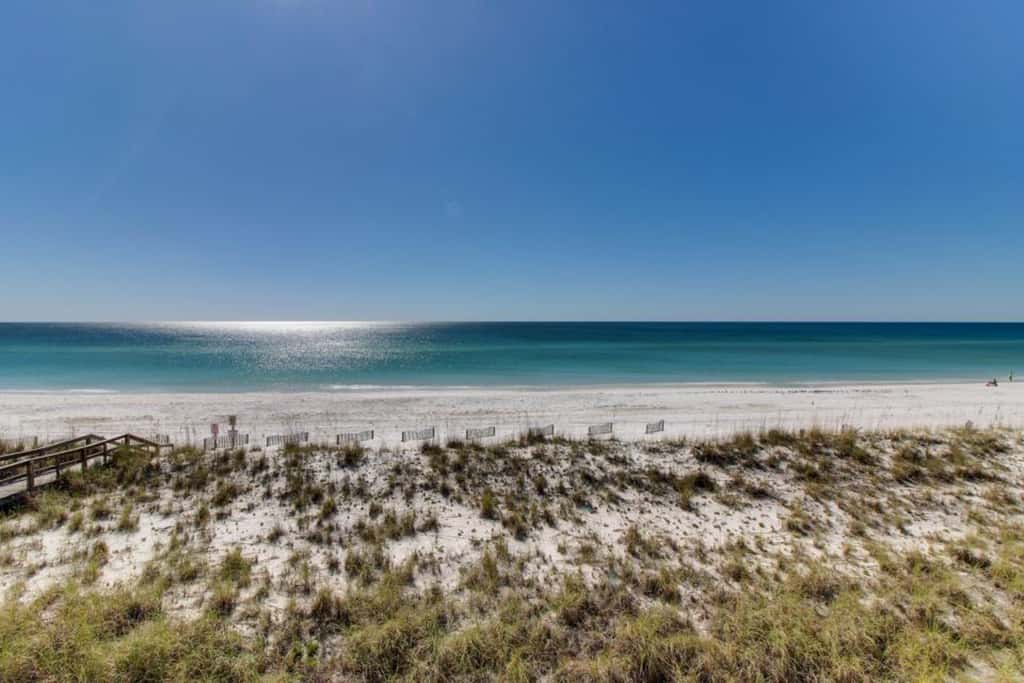 Modern beach condo with pool, hot tub, well-equipped kitchen, balcony, & W&D