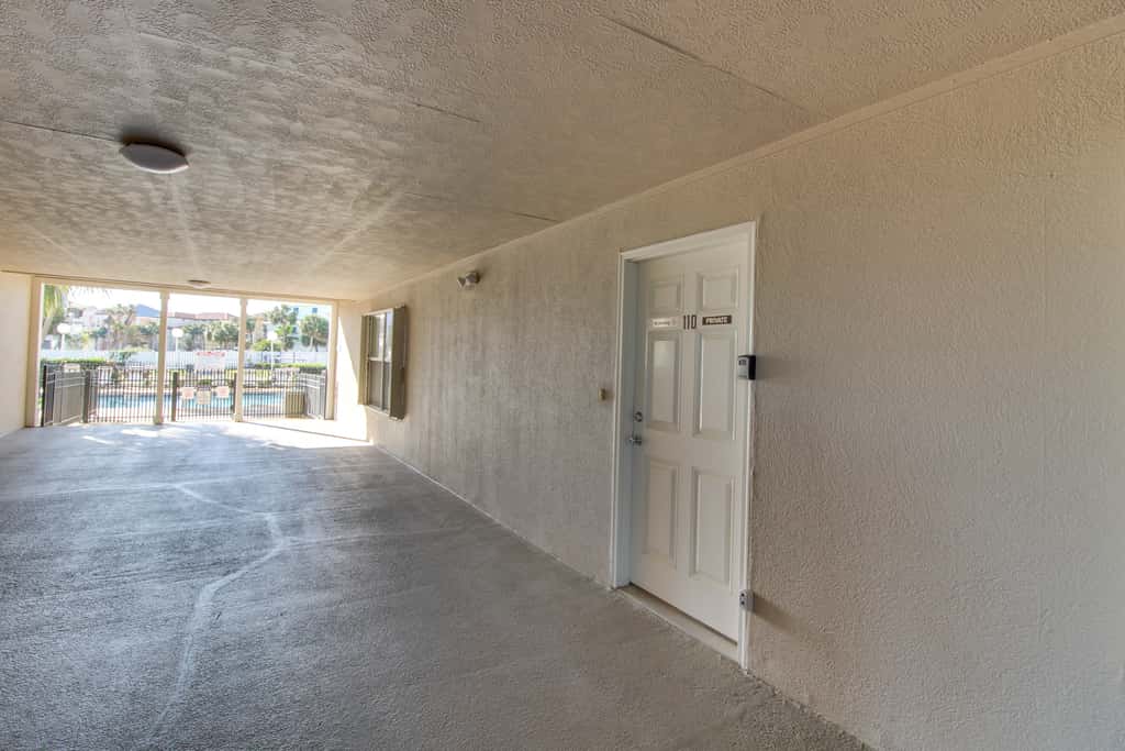 Modern beach condo with pool, hot tub, well-equipped kitchen, balcony, & W&D