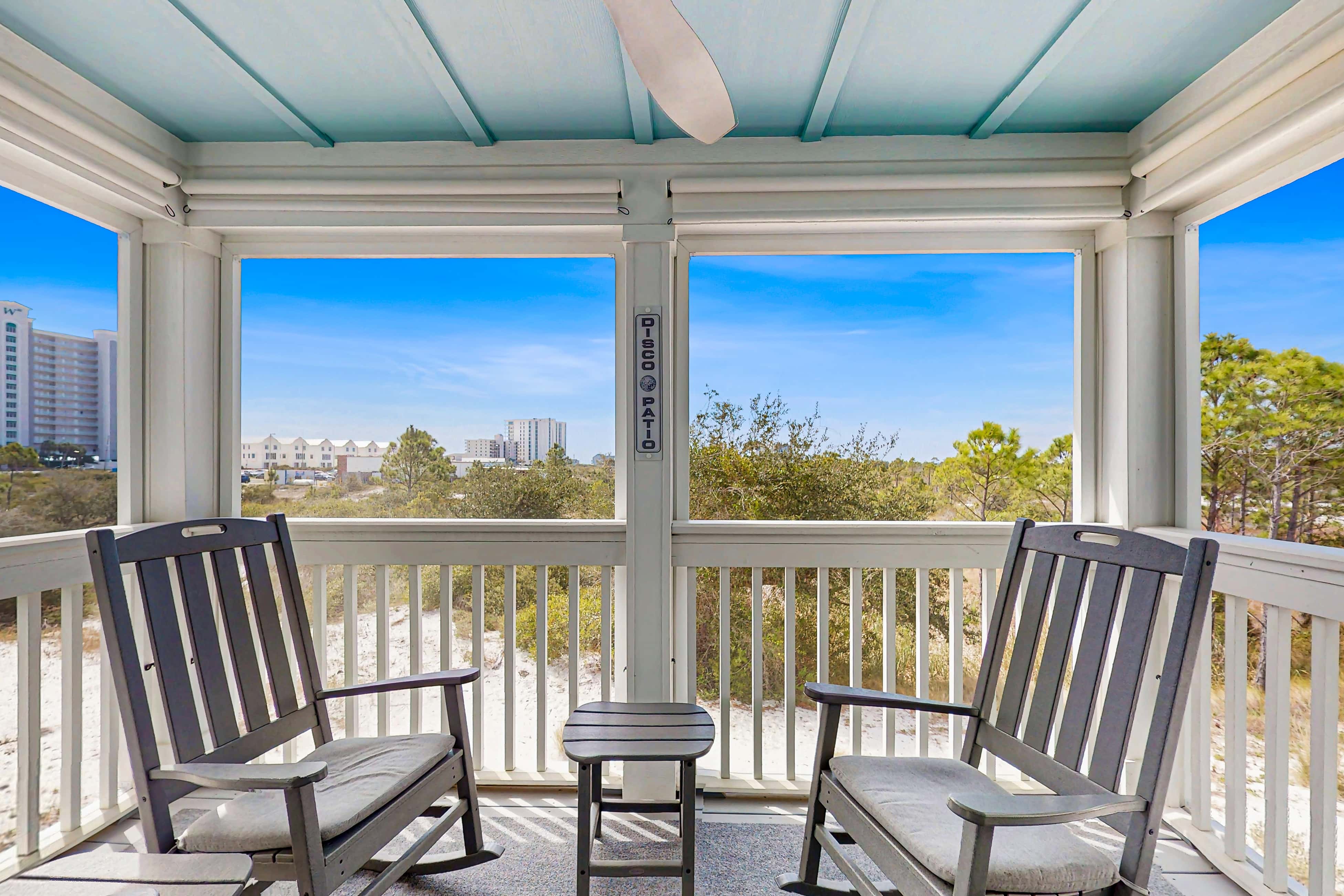 Gorgeous townhouse, plenty of space, lots of games, shared pool, close to beach