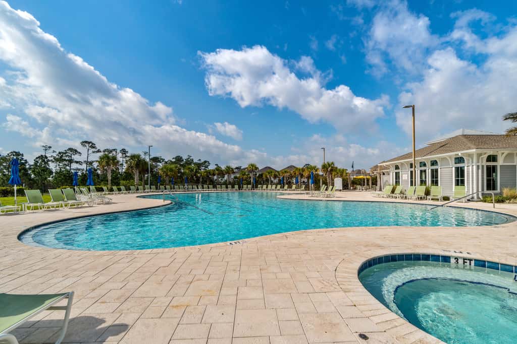 Gorgeous townhouse, plenty of space, lots of games, shared pool, close to beach