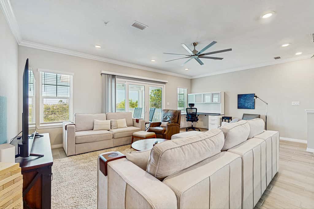 Gorgeous townhouse, plenty of space, lots of games, shared pool, close to beach