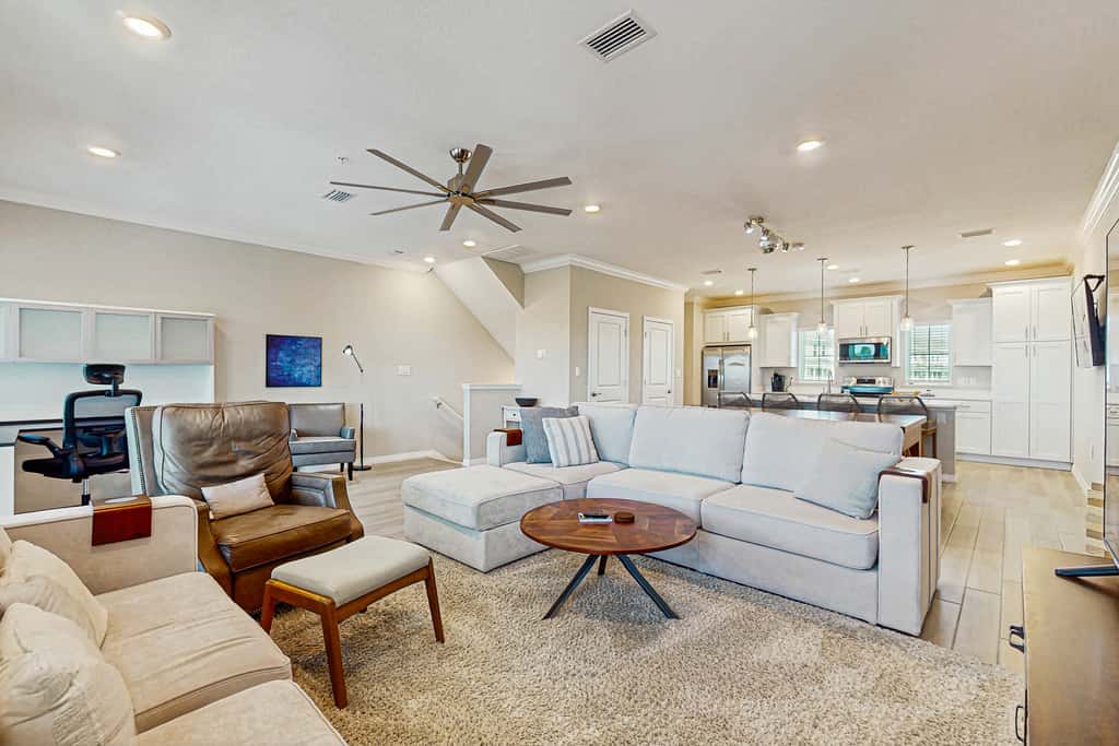 Gorgeous townhouse, plenty of space, lots of games, shared pool, close to beach